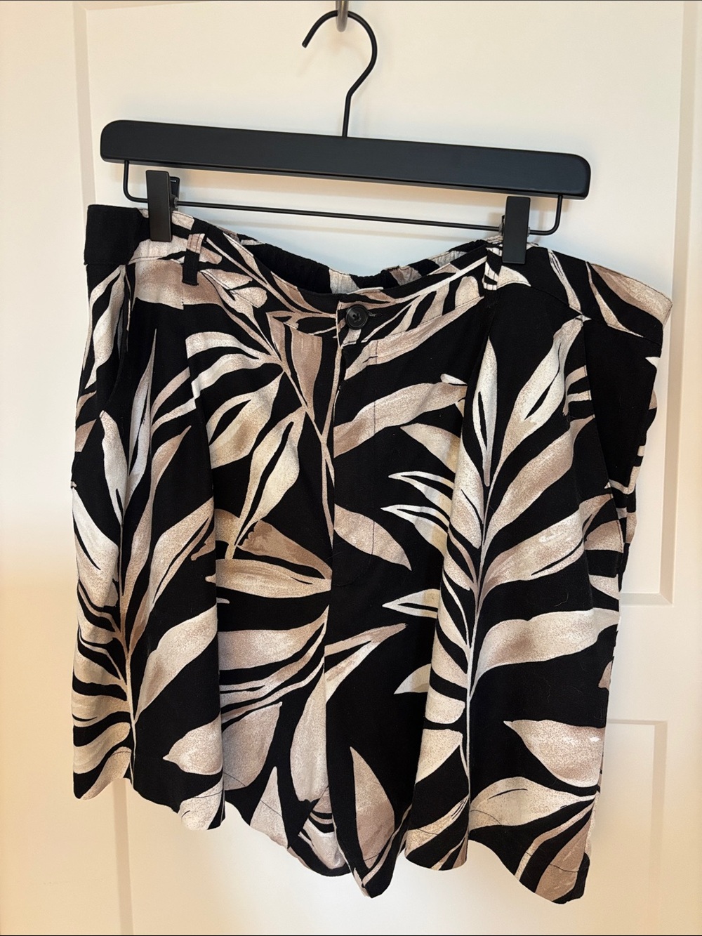 Time and Tru Black and Beige Leaf-Print Skater Skirt